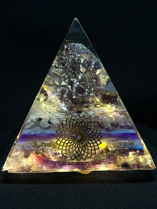 Amyethst Cluster Orgonite Lamp